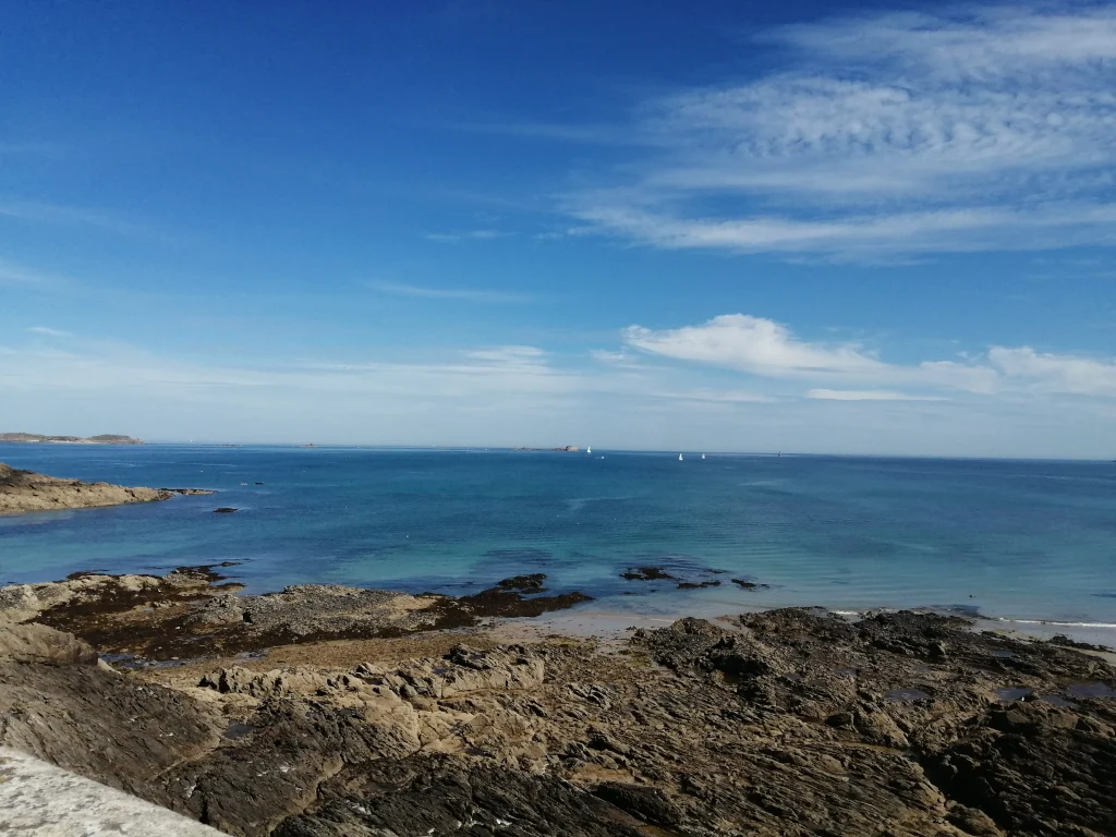 vue de la mer sur la digue