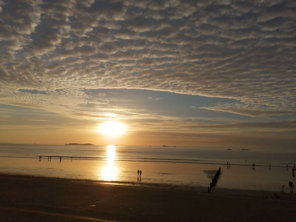 coucher de soleil sur la digue de Saint-Malo