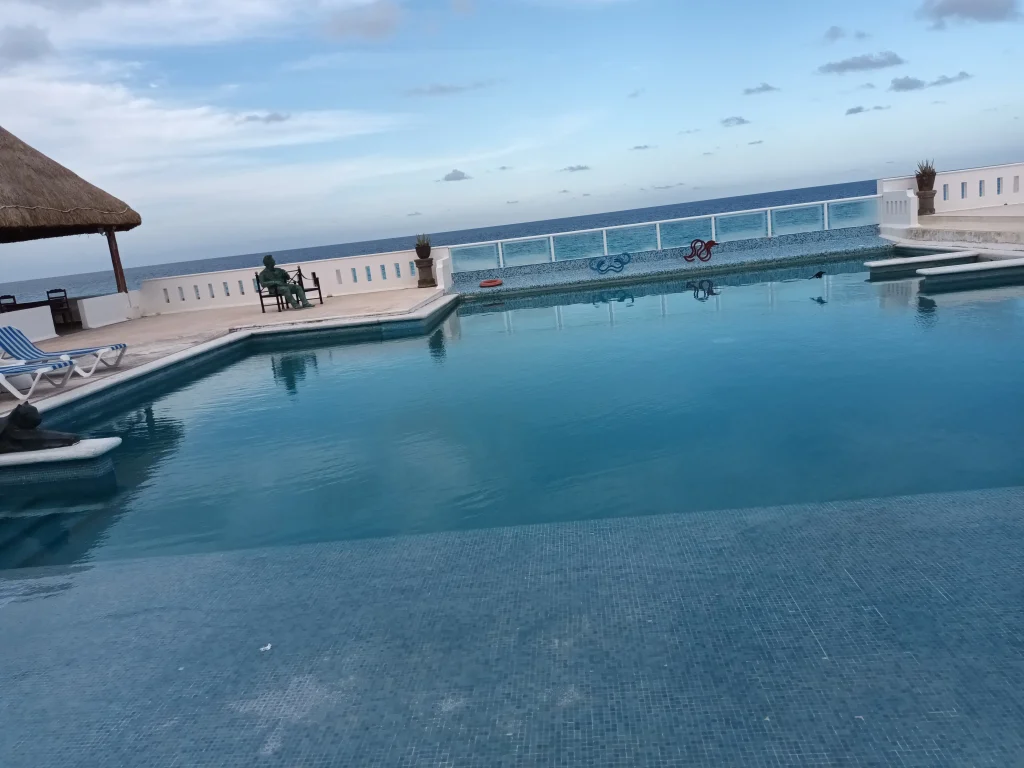 Cancun piscine Piscine face à la mer à Cancun
