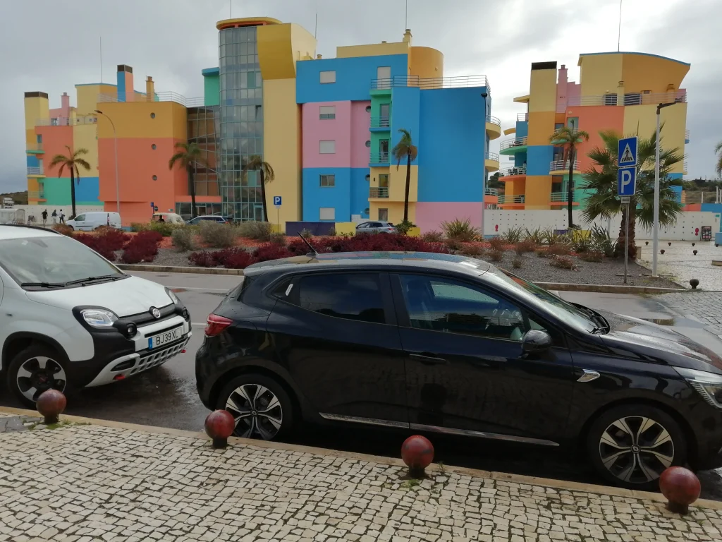 voir les Immeubles colorés à Albufeira durant vos vacances en Algarve
