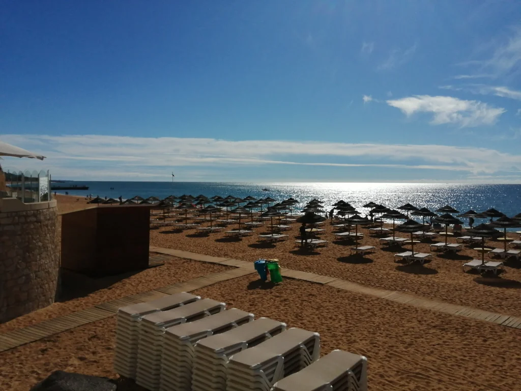 plage d'Albufeira durant les vacances en Algarve
