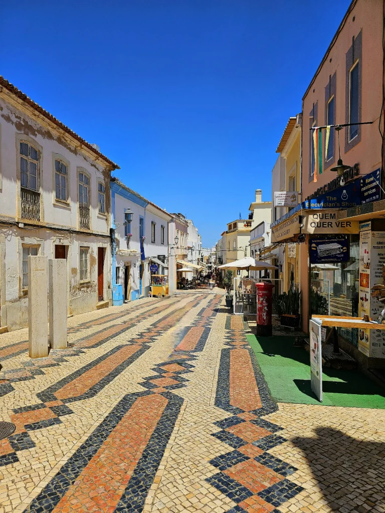 rue piétonne à Lagos durant les vacances en Algarve