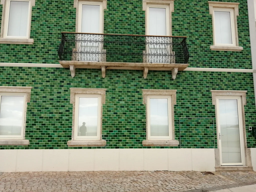 façade verte à Albufeira sur la corniche