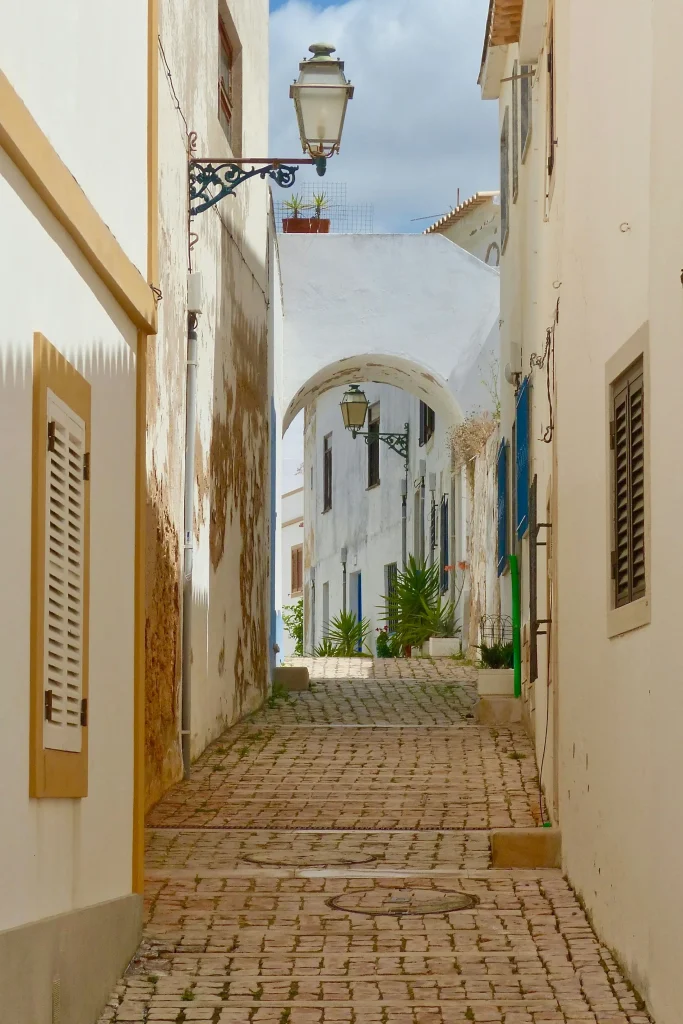ruelle pavée à albufeira en algarve