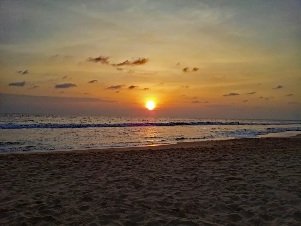 hikkaduwa coucher de soleil sri lanka coucher de soleil sur l'une des meilleures plages du Sri Lanka : La plage d'Hikkaduwa