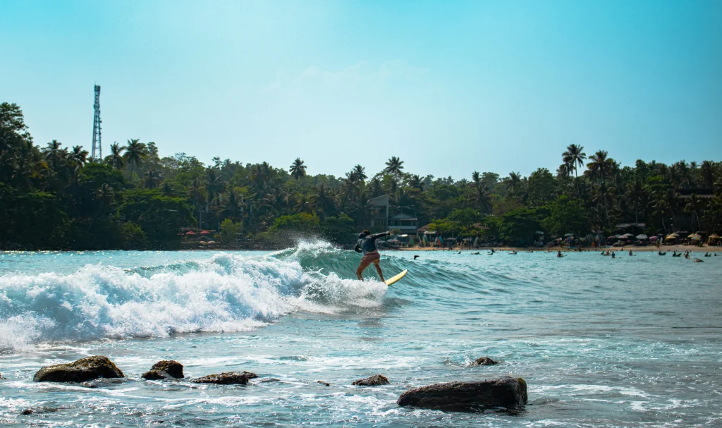 hiriketiya beach sri lanka Surfeur à la plage d'hiriketiya, cette plage fait partie des plus belles plages du Sri Lanka