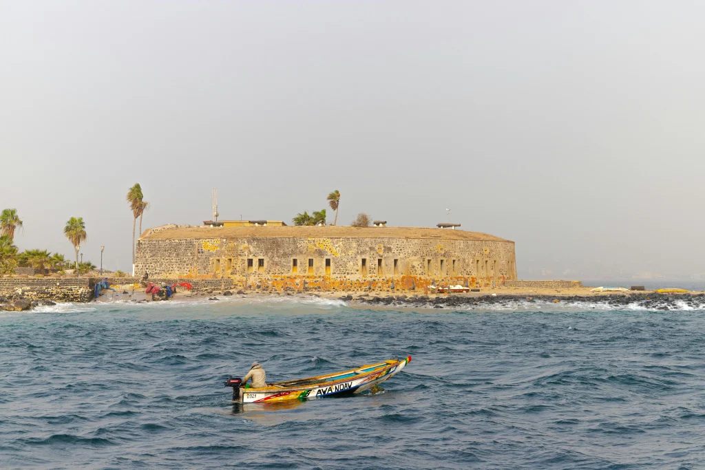 mer autour ile de goree Que faire au Sénégal : Visiter l'île de Gorée