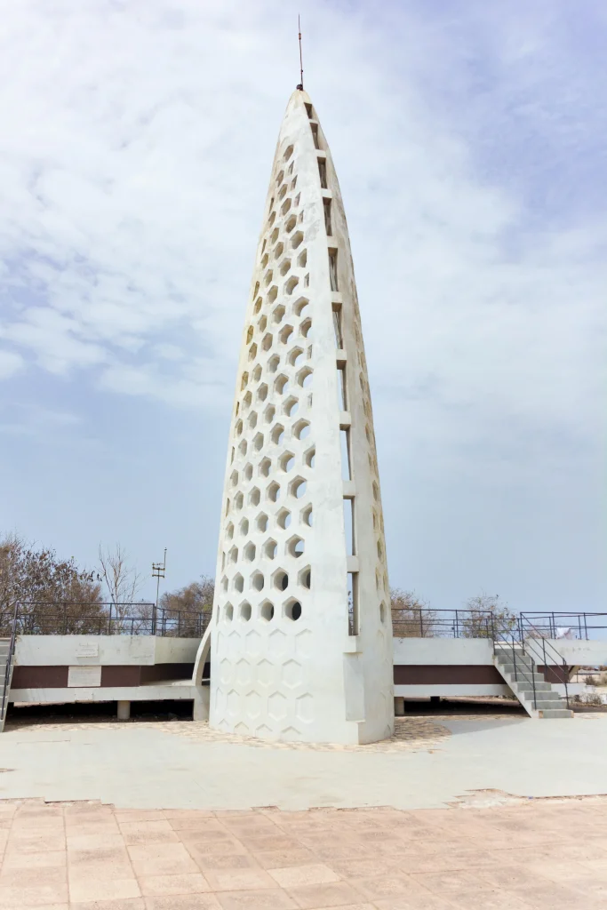 monument gorée Voici le Mémorial Castel-Almadies sur l'île de Gorée