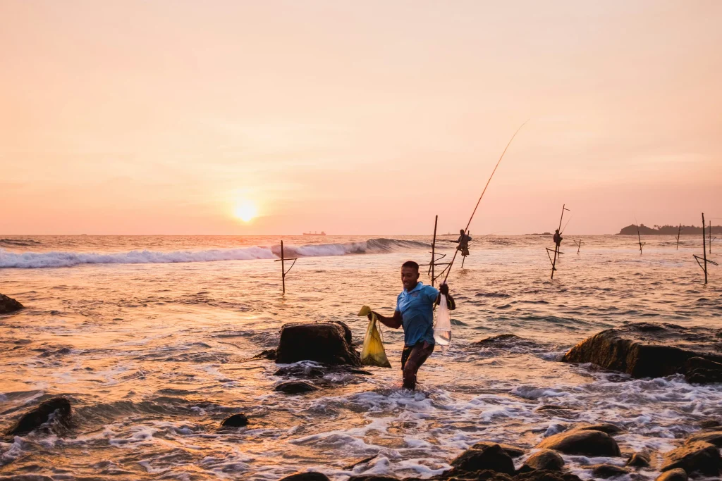 pecheurs unawatuna srilanka pêcheurs sri lankais sur la plage d'unawatuna