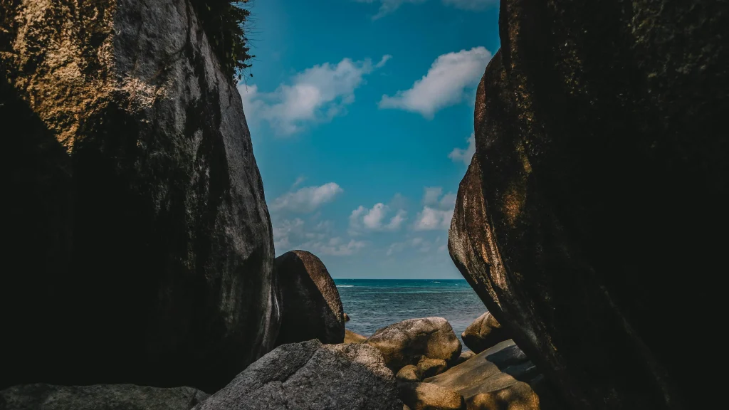 rochers sur l'île de Belitung en Indonésie