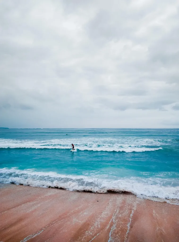 Surfeur à Kuta Beach , les meilleures plages d'Indonésie