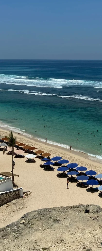 Plage de melasti en Indonésie