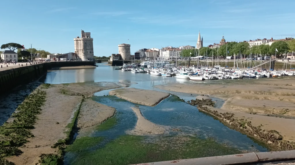 Les tours de La Rochelle au loin
